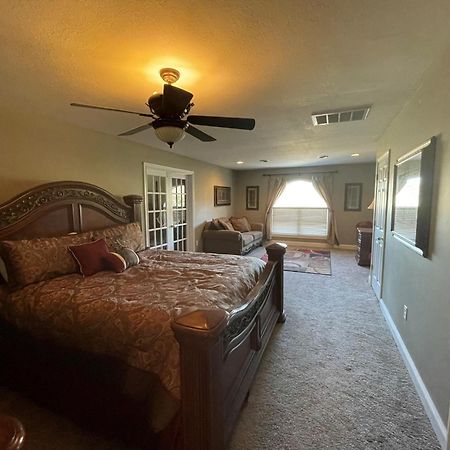 Smokie Mountain Lakefront Lodge: Secluded Luxury for Large Groups Sevierville Exterior photo