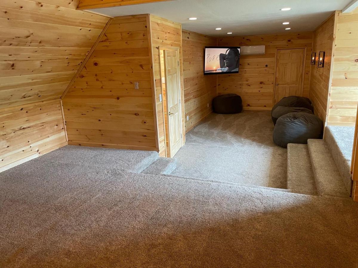 Smokie Mountain Lakefront Lodge: Secluded Luxury for Large Groups Sevierville Exterior photo