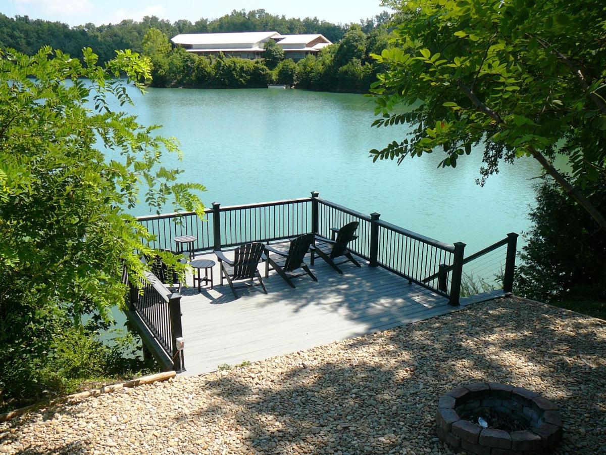 Smokie Mountain Lakefront Lodge: Secluded Luxury for Large Groups Sevierville Exterior photo