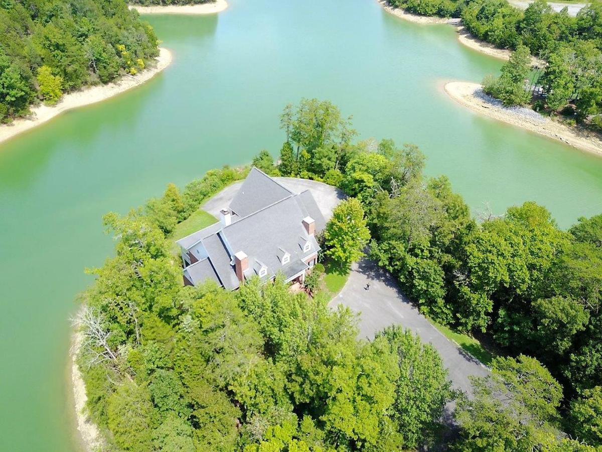Smokie Mountain Lakefront Lodge: Secluded Luxury for Large Groups Sevierville Exterior photo