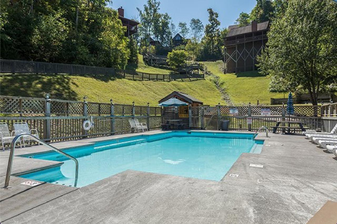 Smokie Mountain Lakefront Lodge: Secluded Luxury for Large Groups Sevierville Exterior photo