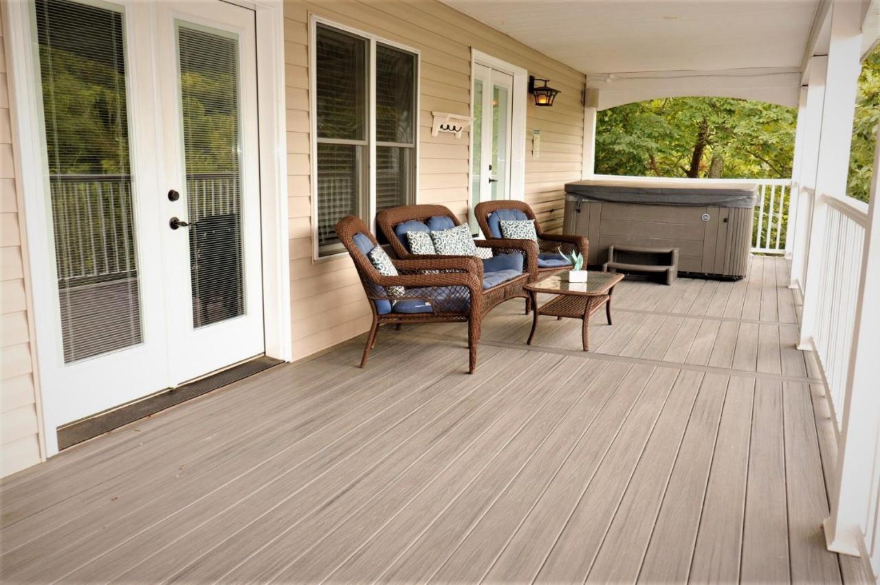 Smokie Mountain Lakefront Lodge: Secluded Luxury for Large Groups Sevierville Exterior photo