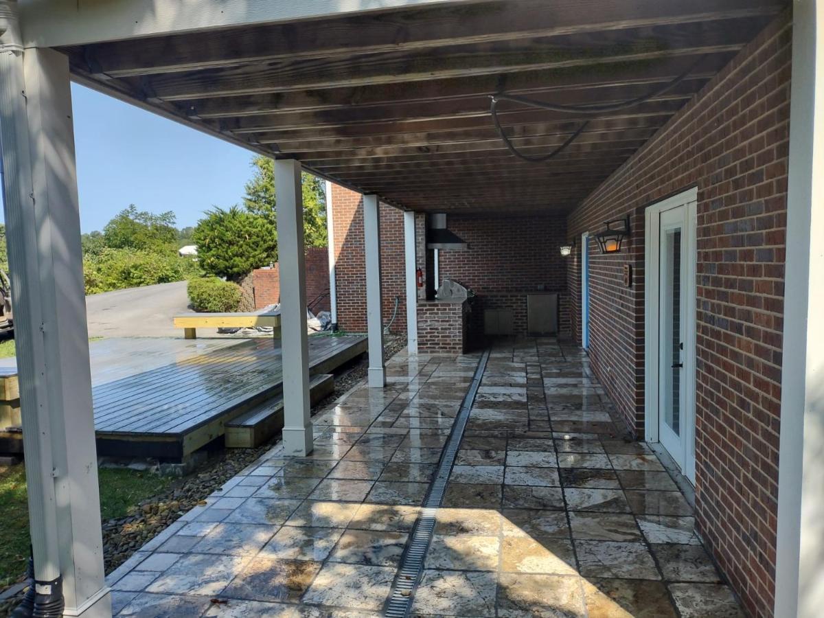 Smokie Mountain Lakefront Lodge: Secluded Luxury for Large Groups Sevierville Exterior photo