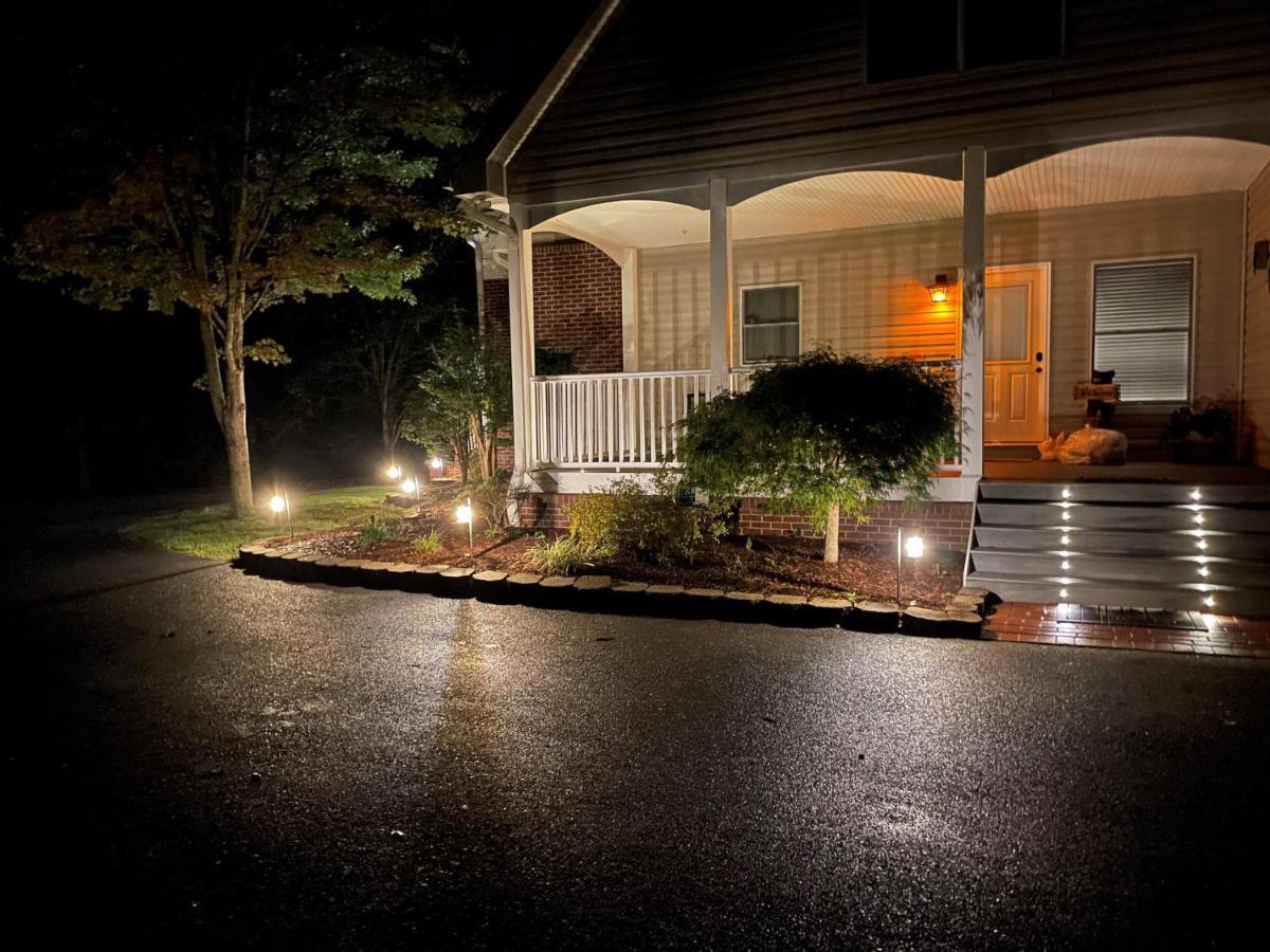 Smokie Mountain Lakefront Lodge: Secluded Luxury for Large Groups Sevierville Exterior photo