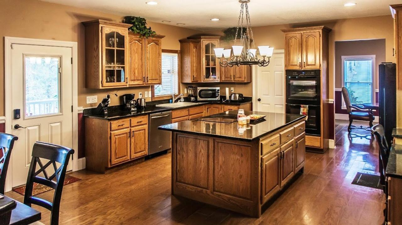 Smokie Mountain Lakefront Lodge: Secluded Luxury for Large Groups Sevierville Exterior photo