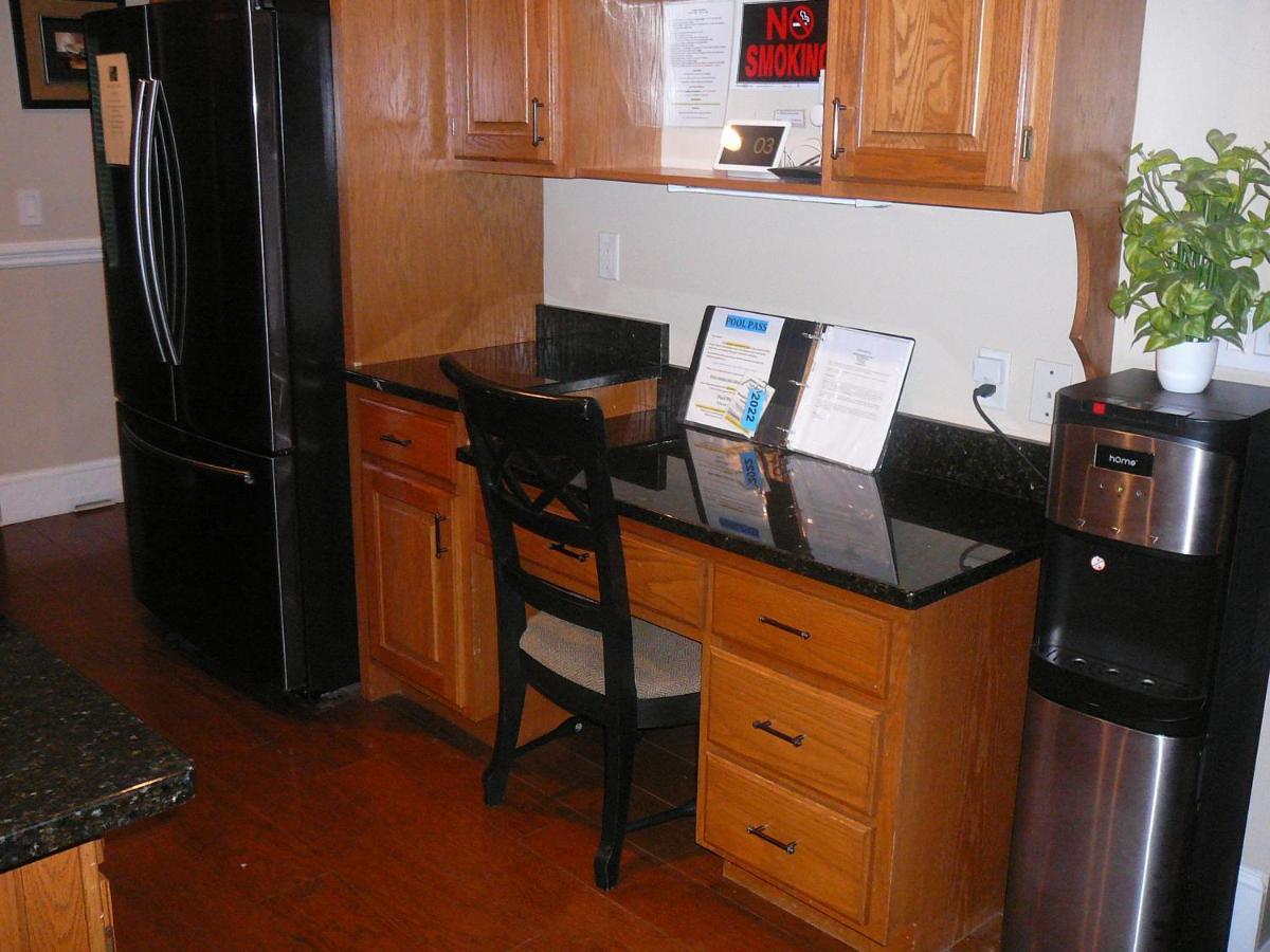 Smokie Mountain Lakefront Lodge: Secluded Luxury for Large Groups Sevierville Exterior photo