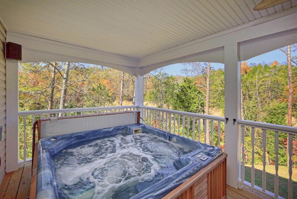 Smokie Mountain Lakefront Lodge: Secluded Luxury for Large Groups Sevierville Exterior photo
