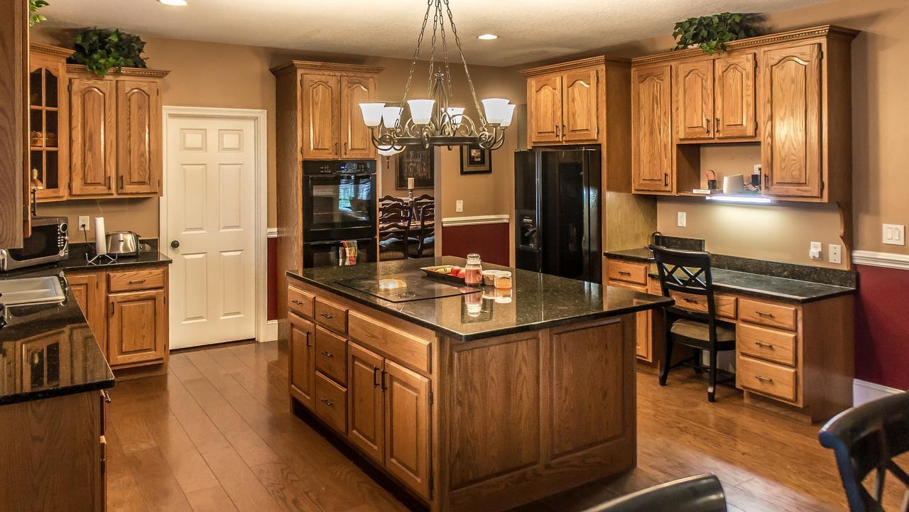 Smokie Mountain Lakefront Lodge: Secluded Luxury for Large Groups Sevierville Exterior photo
