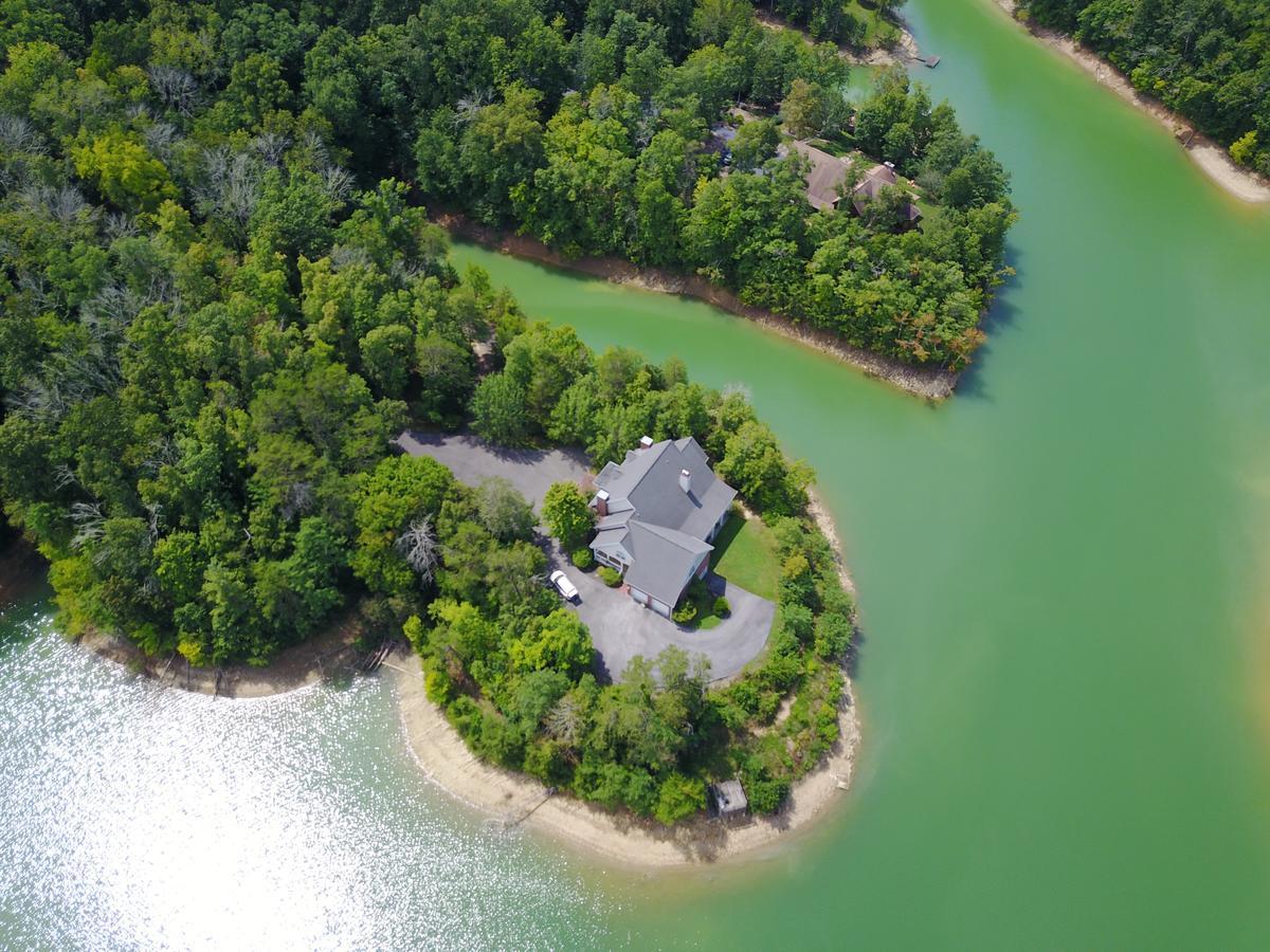 Smokie Mountain Lakefront Lodge: Secluded Luxury for Large Groups Sevierville Exterior photo